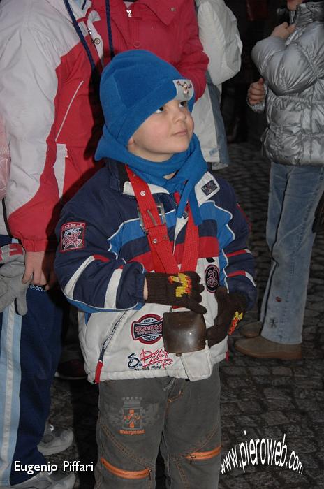 3 Grandi e piccoli si preparano alla cacciata.JPG